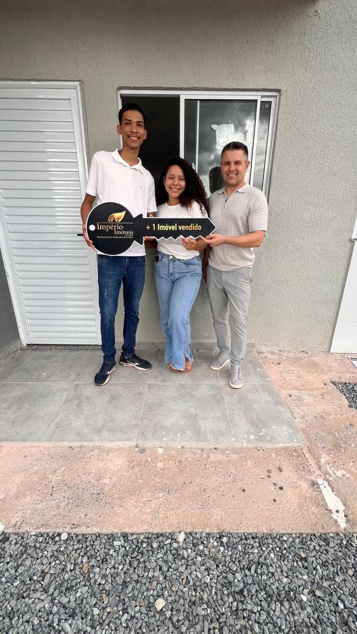 Diana e Gabriel celebrando a conquista da casa própria