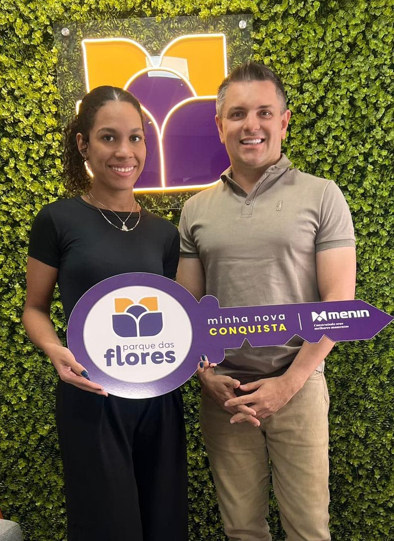 Rodrigo entregando as chaves para cliente