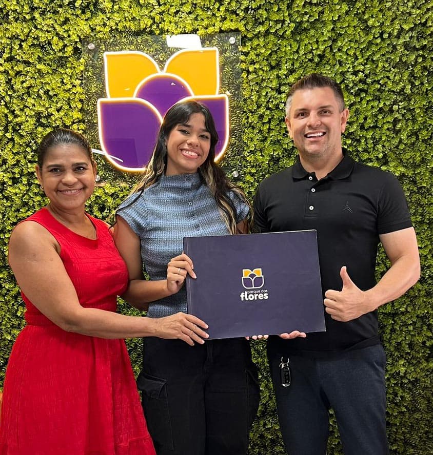 Rodrigo com família de clientes felizes